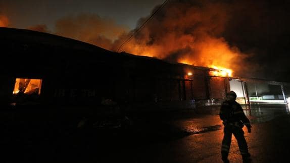 Incendio en una almacén de plásticos en Moscú.