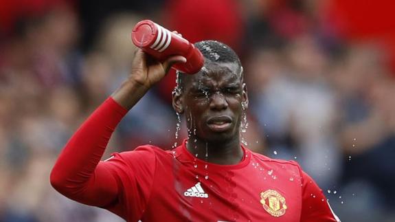 Paul Pogba se refresca. 