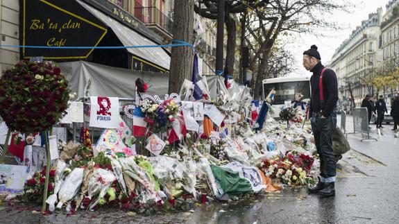 Flores en homenaje a las víctimas en la sala Bataclán de París.