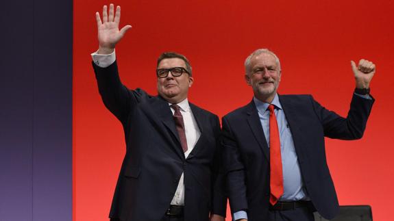 Tom Watson, 'número dos' de los laboristas, junto a Jeremy Corbyn. 