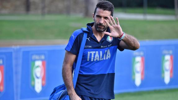 Buffon saluda. 