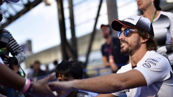 Fernando Alonso firma autógrafos. 