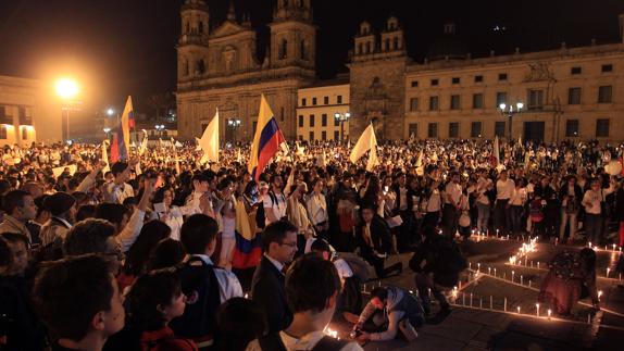 Cientos de personas participan en la 'Marcha por la Paz'.