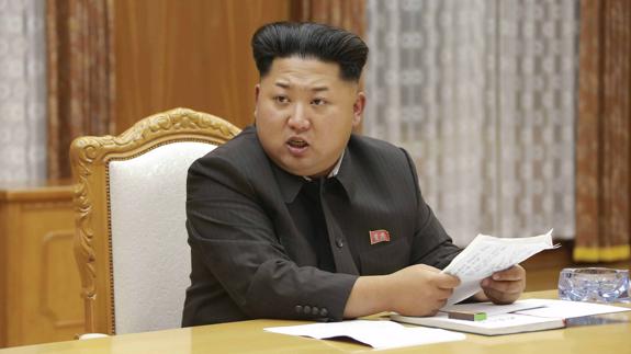 Kim Jong-un revisa papeles