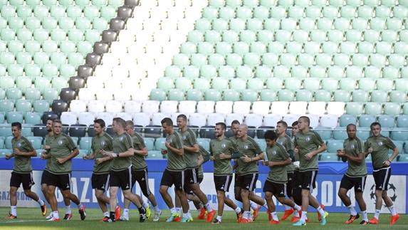 Los futbolistas del Legia entrenan en su estadio. 