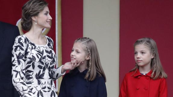 La reina Letizia con sus hijas la Princesa de Asturias y la infanta Sofía.