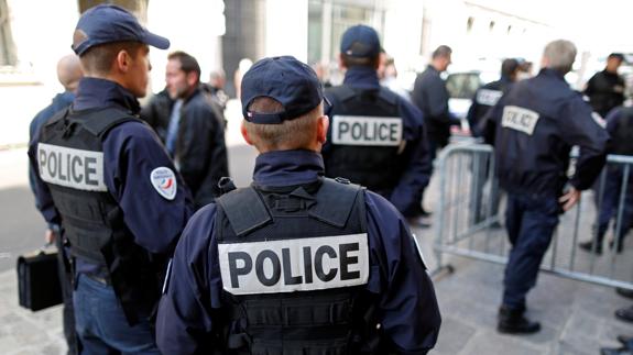 Agentes de policía en París.