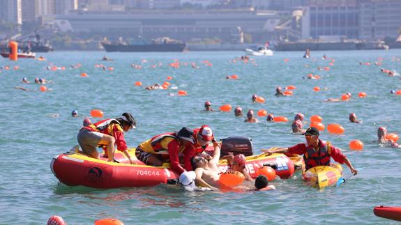 El nadador fallecido, durante su rescate.