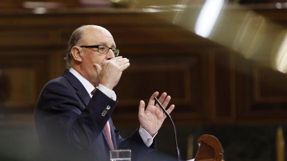 El ministro de Hacienda, Cristóbal Montoro, ayer en el Congreso.