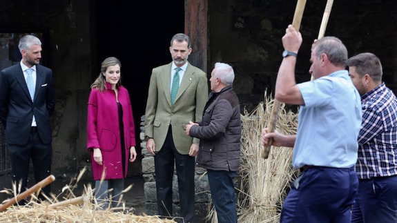 Los Reyes entregan el Premio al Pueblo Ejemplar a Los Oscos.