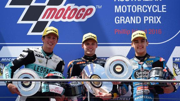 Brad Binder (c), en el podio junto a Andrea Locatelli (izq.) y Aron Canet.