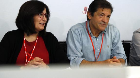 Javier Fernández, y la vocal Ascensión Godoy, en la reunión del Comité Federal.