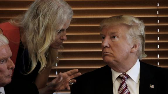Donald Trump escucha a su jefa de campaña Kellyanne Conway.
