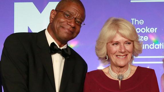 El californiano Paul Beatty, junto a Camila, duquesa de Cornualles.