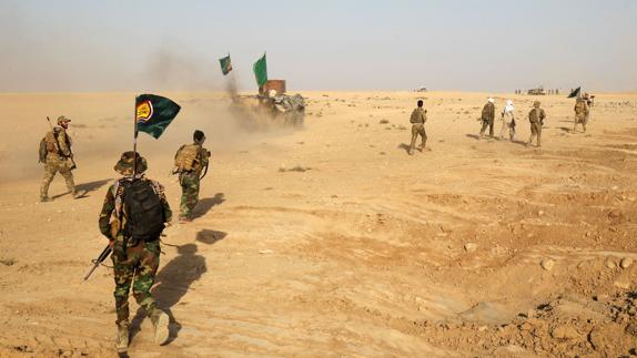 Milicianos chiíes de la Multitud Popular se desplazan al sur de Mosul.
