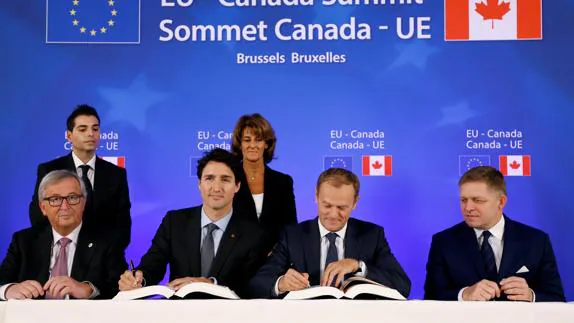 Juncker, Trudeau, Tusk y Fico firman el CETA en Bruselas