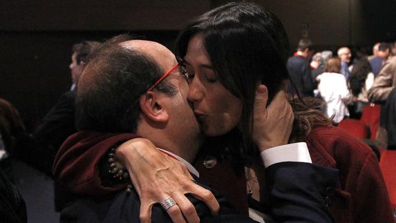 Miquel Iceta abraza a Núria Parlon. 