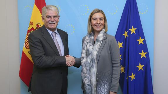 La alta representante de la Unión Europea para la Política Exterior, Federica Mogherini (d), y el ministro español de Exteriores, Alfonso Dastis.