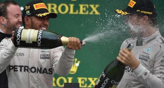 Lewis Hamilton (i) y Nico Rosberg, en el podio de Brasil. 