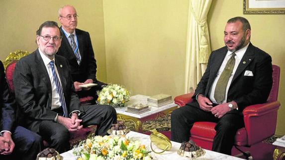 El presidente del Gobierno, Mariano Rajoy, junto al Rey de Marruecos, Mohamed VI.