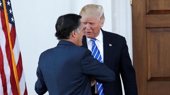 Donald Trump recibe a Mitt Romney.
