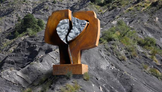 El escultor Carlos Ciriza presenta un proyecto para el monumento conmemorativo del accidente de Germanwings