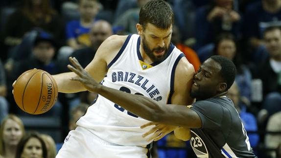 Draymond Green bloquea a Marc Gasol durante el partido.