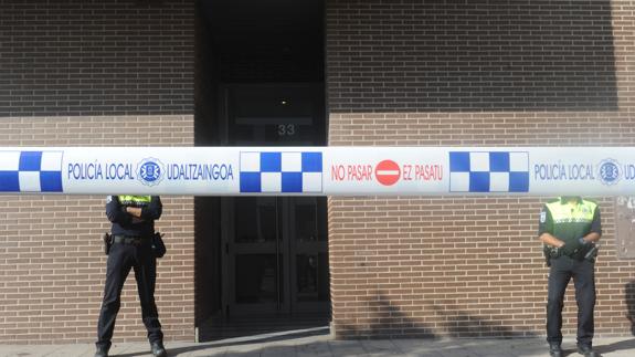 Agentes de la Policía Local de Vitoria, en un desahucio.