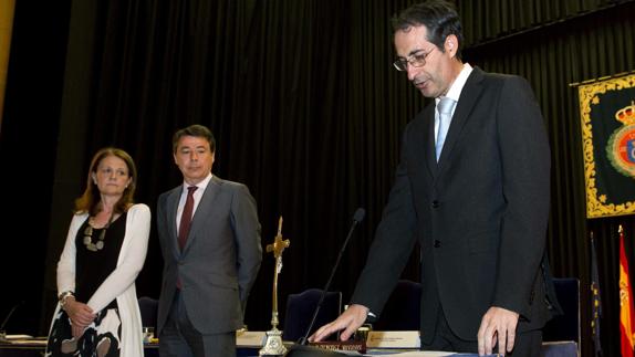 Fernando Suárez (dcha.), el día de su toma de posesión como rector de la URJC.