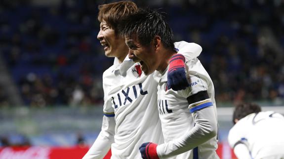 Jugadores del Kashima Antlers celebran un gol. 