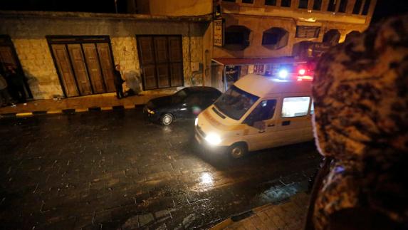 Un coche de policía se acerca al castillo de Kerak. 