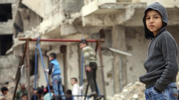 Varios niños juegan entre los escombros de un edificio derruido en la zona de Salah al Din, al este de Alepo. 