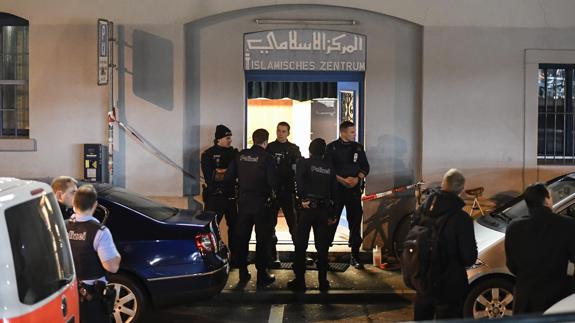 Varios policías, de guardia en el centro islámico.