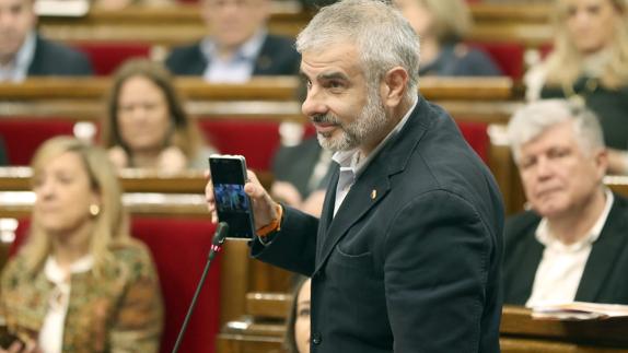 El diputado y portavoz de Ciudadanos (C's), Carlos Carrizosa, muestra imágenes en su teléfono móvil de una escuela de primaria de Cambrils (Tarragona).