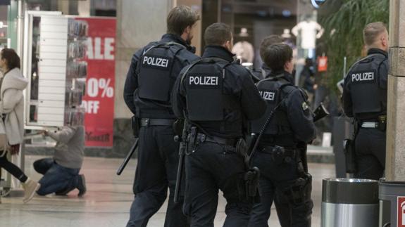 Un grupo de agentes inspecciona un centro comercial en Oberhausen. 