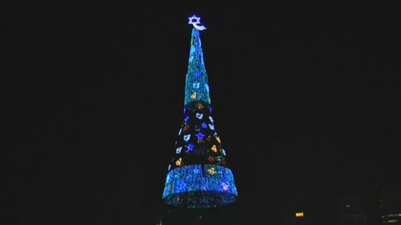 El árbol de 73 metros instalado en Colombo.