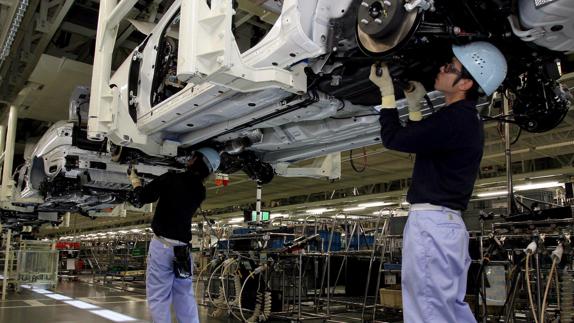 Dos japoneses en una cadena de montaje.