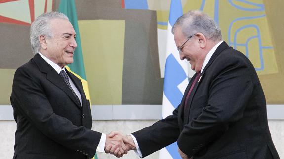 Michel Temer saluda a Kyriakos Amiridis, embajador griego en Brasil.