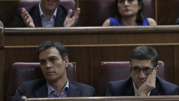 Pedro Sánchez (izq.) y Patxi López (dcha.).