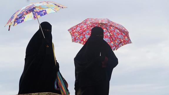 Dos mujeres marroquíes con burka.