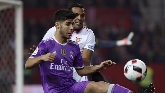 Asensio controla el balón. 