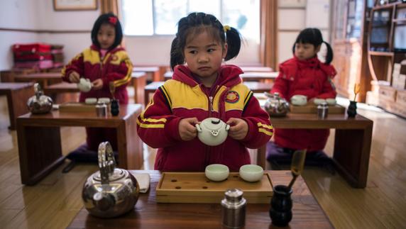 Niñas chinas atienden en su escuela. 