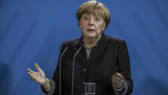 La canciller alemana, Angela Merkel (c).