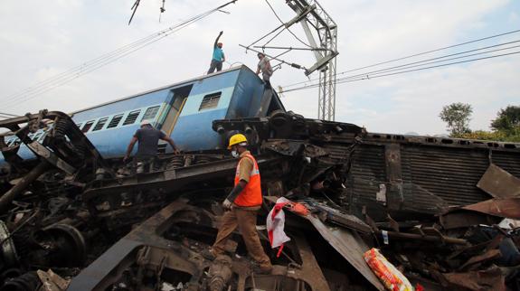 El tren desvencijado tras el descarrilamiento.