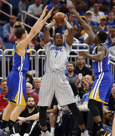 Serge Ibaka, presionado durante el partido. 