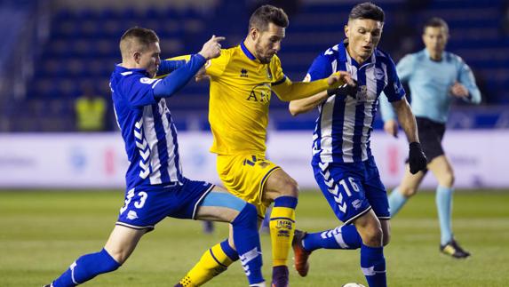 Álvaro Giménez, delantero del Alcorcón, controla ante Raúl García y Diego Torres. 