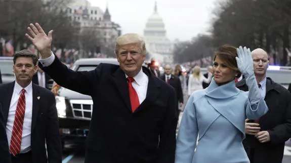 Melania Trump, junto a su marido en el desfile de su investidura como presidente.
