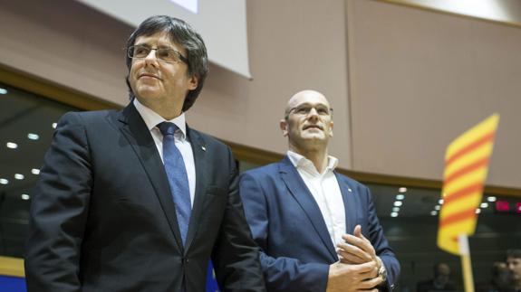 El president de la Generalitat, Carles Puigdemont, junto a Raül Romeva, en el Parlamento Europeo.