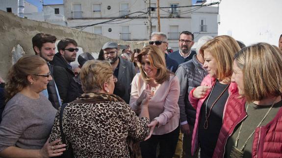 Susana Díaz, saluda a unos vecinos en el histórico bastión socialista de Alcalá de los Gazules (Cádiz).