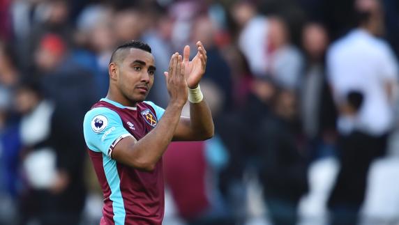 Payet aplaude en un partido del West Ham. 